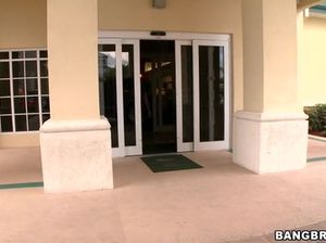 Мужик сует большой член в пышную азиатку на кастинге