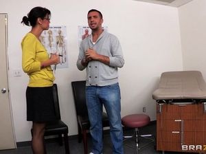 Азиатка в нейлоновых чулках делает мокрый минет и получает хуй в очко