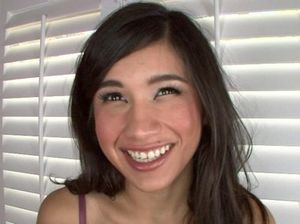 Милая азиатка сосет большой член и лижет сперму после домашнего секса