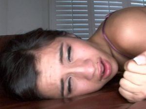 Милая азиатка сосет большой член и лижет сперму после домашнего секса