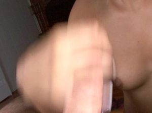 Милая азиатка сосет большой член и лижет сперму после домашнего секса