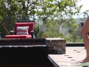 Два качка отобрали у подруги лифчик и трахнули ее на диване