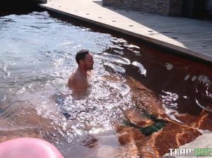 Два качка отобрали у подруги лифчик и трахнули ее на диване