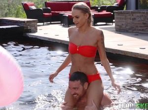 Два качка отобрали у подруги лифчик и трахнули ее на диване