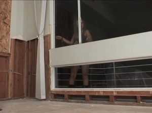 Охранник спалил красивую азиатку за рисовкой граффити и наказал ее еблей в пизду