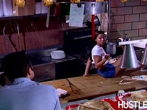 Мужик трахнул на кухне худенькую азиатку с пирсингом на пизде