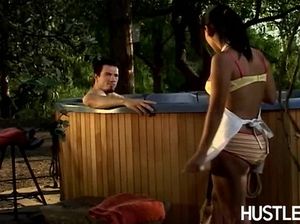 Парень соблазнил на секс симпатичную тайскую служанку и трахнул ее на улице