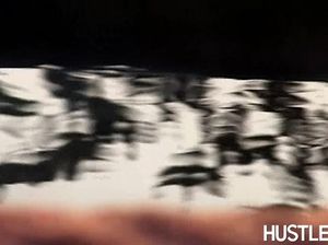 Парень соблазнил на секс симпатичную тайскую служанку и трахнул ее на улице