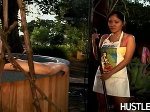 Парень соблазнил на секс симпатичную тайскую служанку и трахнул ее на улице