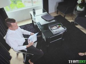 Миниатюрная блондинка с маленькой грудью занимается сексом с приятелем