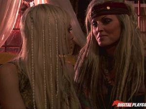 Пиратки лесбиянки на кровати делают куни и дрочат письки