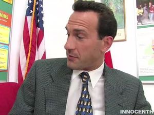 Красивая студентка сосет пенис учителя и сношается с ним на столе