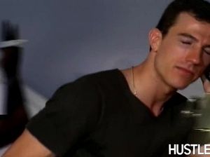 Симпатичный пацан на столе отодрал миниатюрную азиатку в пизду