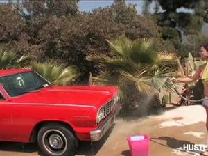 На капоте автомобиля прекрасные молодые лесбиянки облизывают мокрые вагины