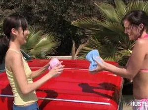 На капоте автомобиля прекрасные молодые лесбиянки облизывают мокрые вагины