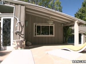 Шикарная грудастая мама учит сексу стройную дочь