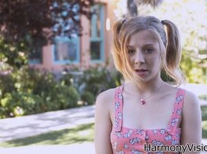 Симпатичная девушка делает кунилингус своей азиатской подружке