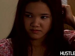 Медик отодрал в кабинете азиатку с пирсингом в бритой киске