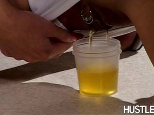 Медик отодрал в кабинете азиатку с пирсингом в бритой киске