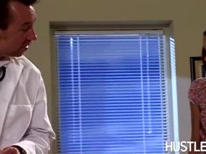 Медик отодрал в кабинете азиатку с пирсингом в бритой киске