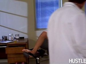 Медик отодрал в кабинете азиатку с пирсингом в бритой киске