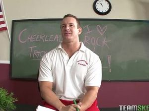 Мускулистый учитель на столе отодрал худенькую студентку за хорошую оценку