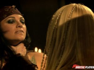 Классные лесби облизывают письки в средневековом замке