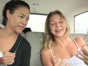 Лесбийский секс в подъезде блондинки и азиатки