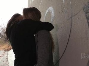 Лесбийский секс в подъезде блондинки и азиатки