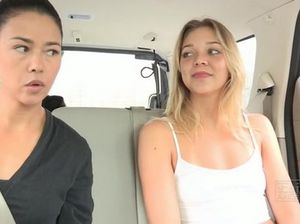 Лесбийский секс в подъезде блондинки и азиатки