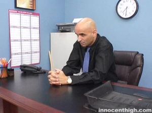 Совсем худая лапочка занимается сексом в кабинете с бритоголовым ректором