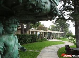 Самоуверенный мужичок  засаживает пенис в дырку азиатской проститутки