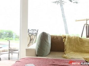 Самоуверенный мужичок  засаживает пенис в дырку азиатской проститутки