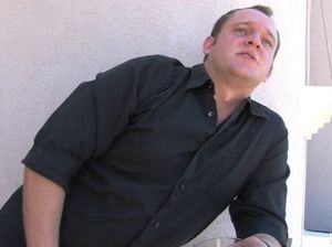 Мужик ебет молоденькую азиатку на чёрном диване