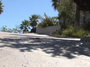 Мужик ебет молоденькую азиатку на чёрном диване