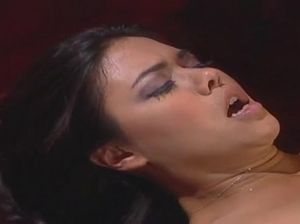 Любовник крупным планом засаживает хуй в волосатую киску азиатской женщины