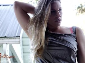 Роскошная зрелая женщина показывает большие классные дойки