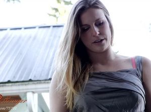 Роскошная зрелая женщина показывает большие классные дойки