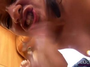 Лесбиянки долбятся страпоном и отдаются водителю такси