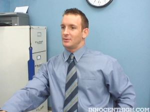 Красивая студентка и преподаватель трахаются в закрытом кабинете на столе