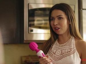 Красивые лесби страпонят друг друга и лижут хуй любовника