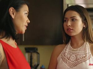 Красивые лесби страпонят друг друга и лижут хуй любовника