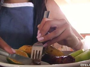 Худенькая мексиканка отдалась в бритую киску опытному пикаперу