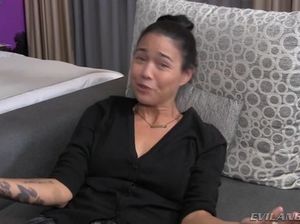 Брюнетка и азиатка сосут хуй чувака и  лижут пизды друг друга