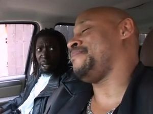 Черный хуй погружается в жопку красивой брюнетки