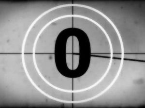 Глазастая лапочка отсасывает толстый член и пьёт свежую сперму