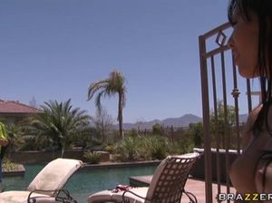 Парень у бассейна трахнул свою азиатскую соседку с красивой грудью