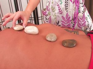 Сексуальная японская массажистка ебется с мускулистым посетителем