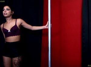 Студеньки лесбиянки соблазнили бритоголового учителя на секс