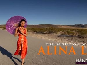 Смазливая азиатка прыгает бритой писей на огромном хую